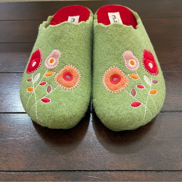 Spring Step Shoes - Flexus by Spring Step Women’s 6 Green Wool Slippers Embroidered Boho Floral NWOB